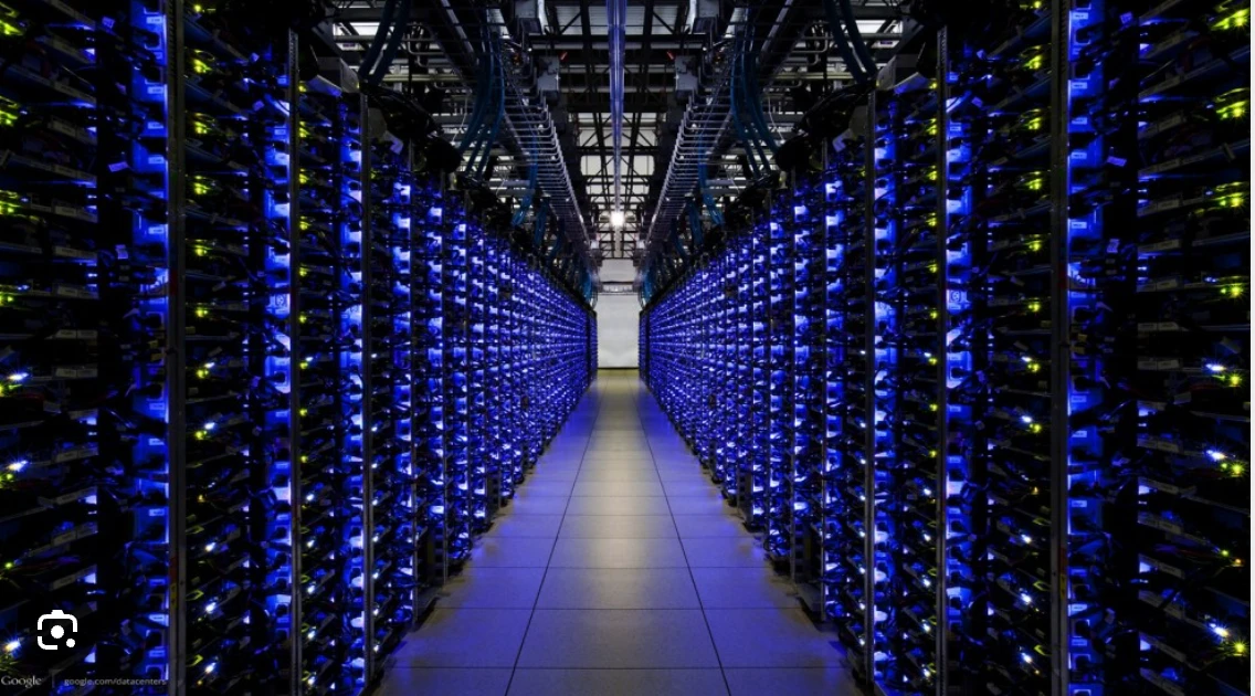 Corredor de um data center com servidores iluminados
